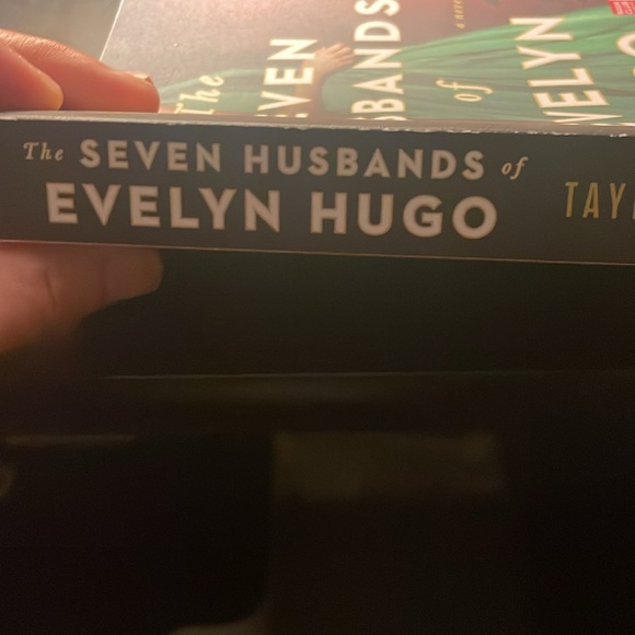 The seven husbands of Evelyn Hugo. Author: Taylor Jenkins Reid - Picture 4 of 6